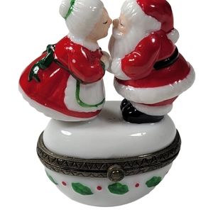 Vintage Porcelain Pill Box Hinged Kissing Santa & Mrs.Claus Keepsake Christmas.